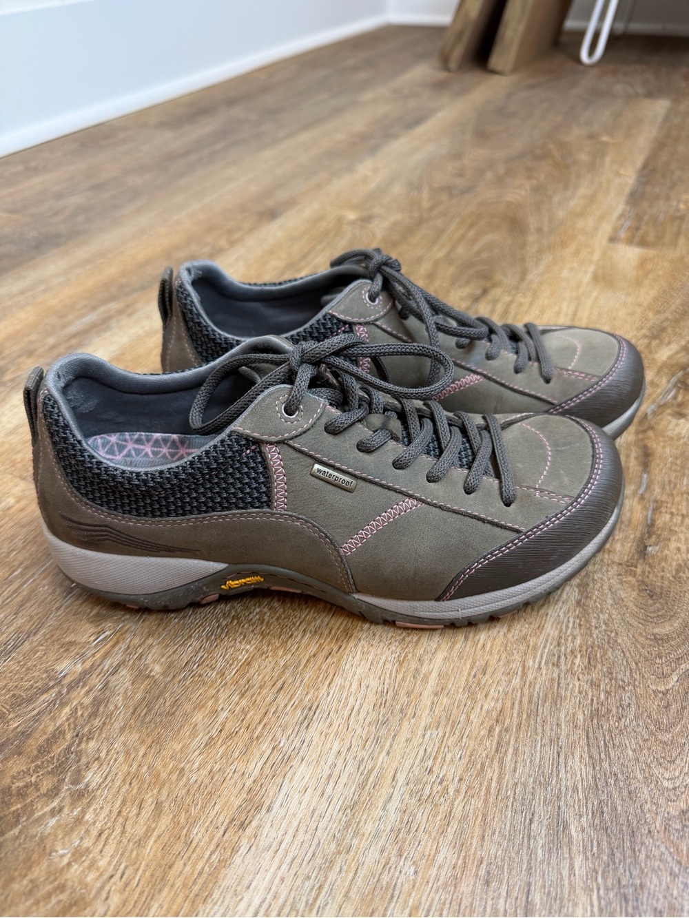 Dansko Paisley Walnut Hiking Shoes Brown Leather Sneaker
Women's size 37EU